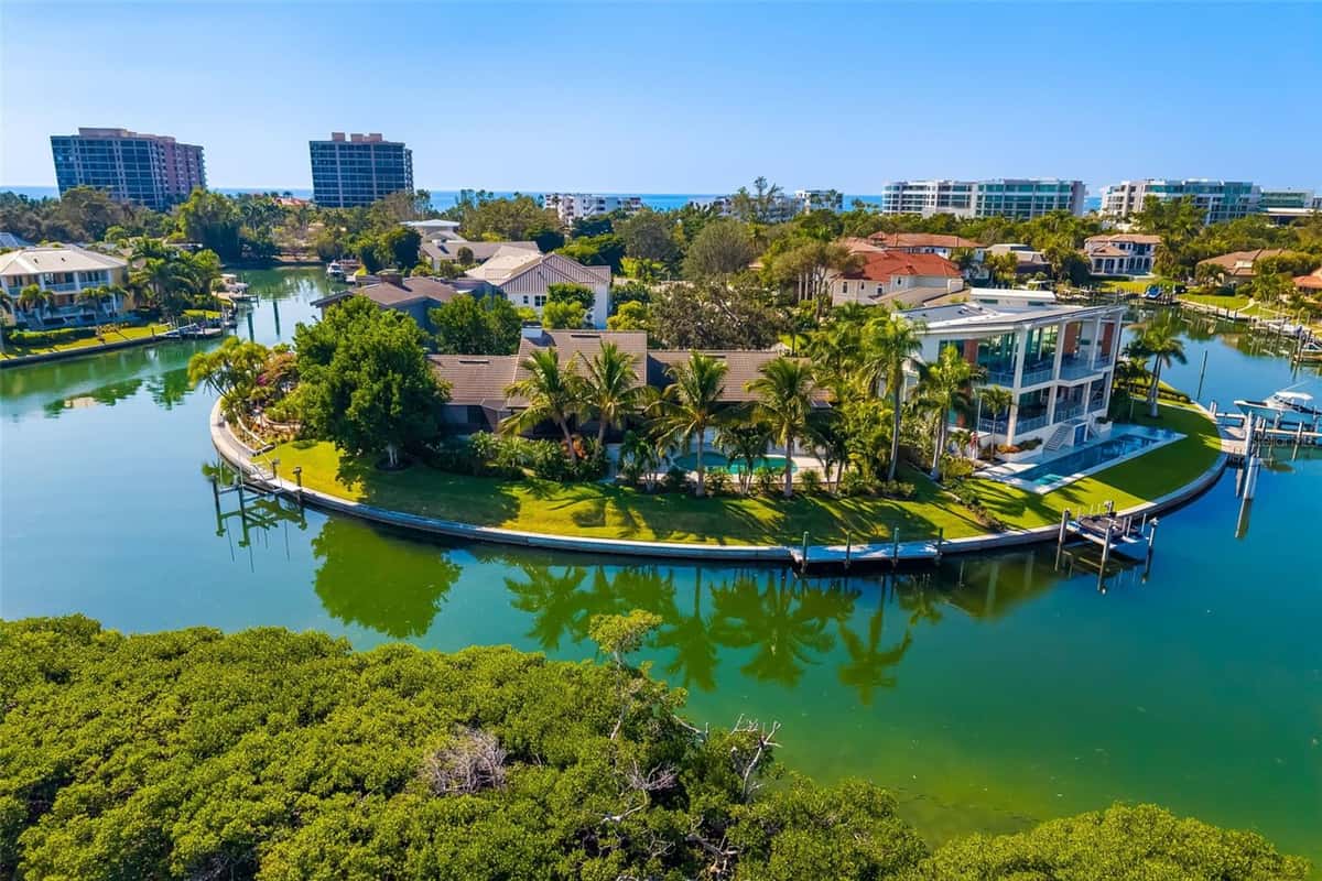 560 HARBOR COVE CIRCLE