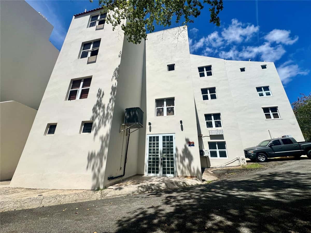 125 HARBOUR DRIVE