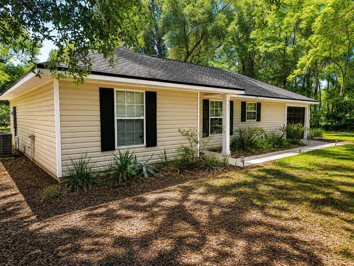 901 PECAN STREET
