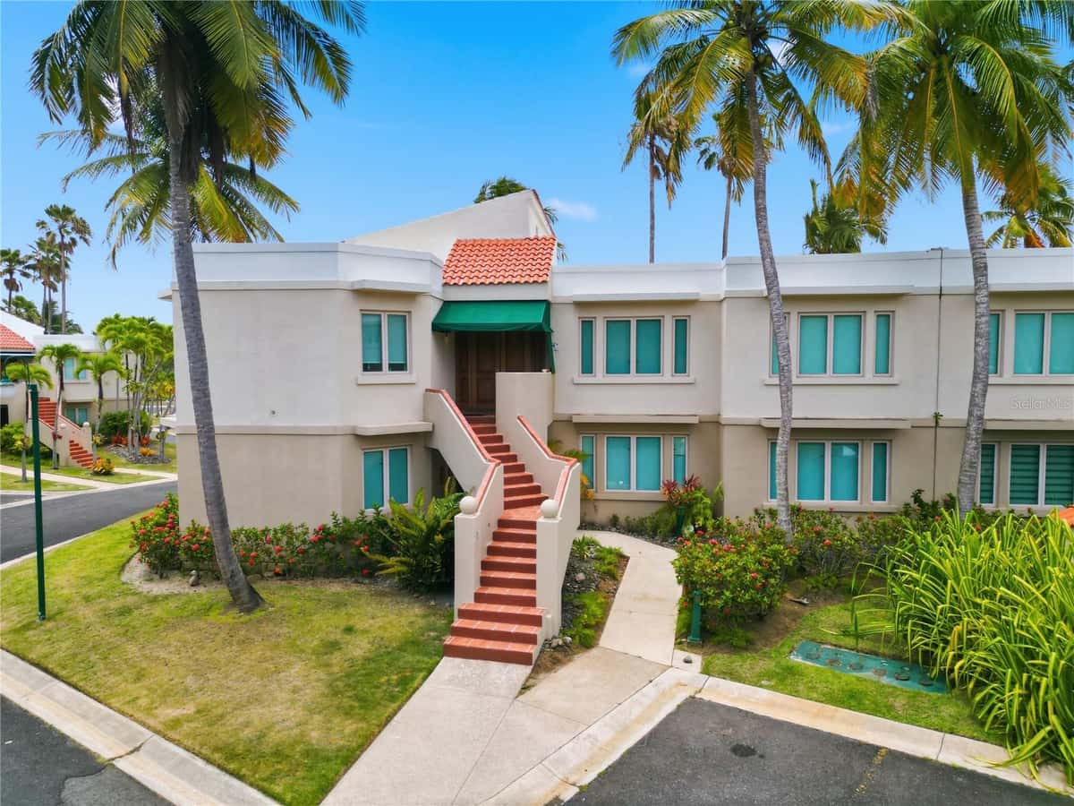 E LAKESIDE VILLAS