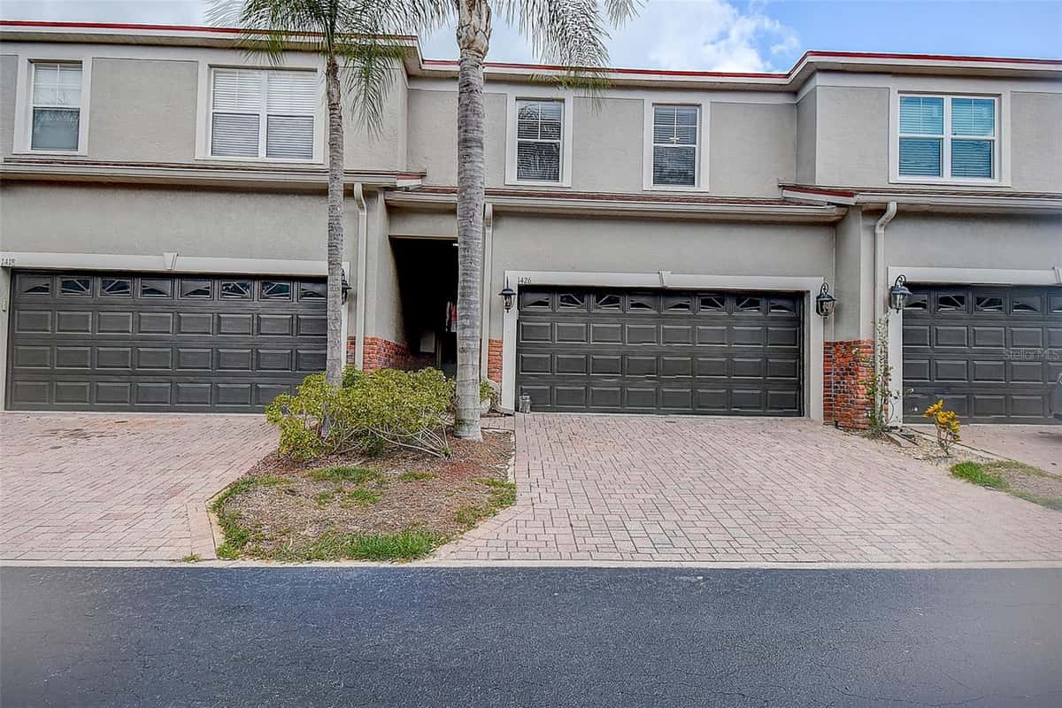 1426 HILLVIEW LANE