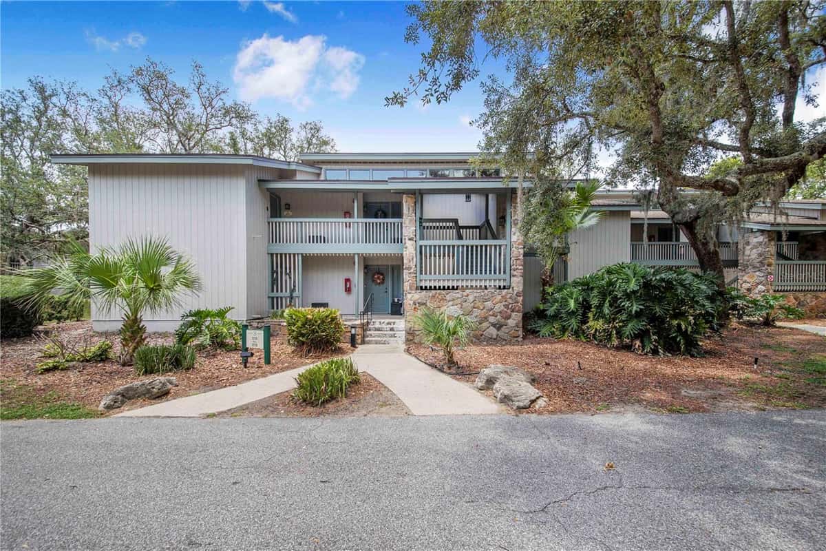 816 PINEWOOD COURT