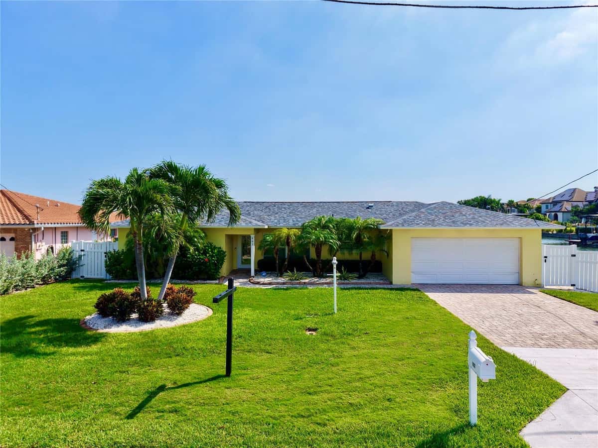 902 OAKWOOD DRIVE