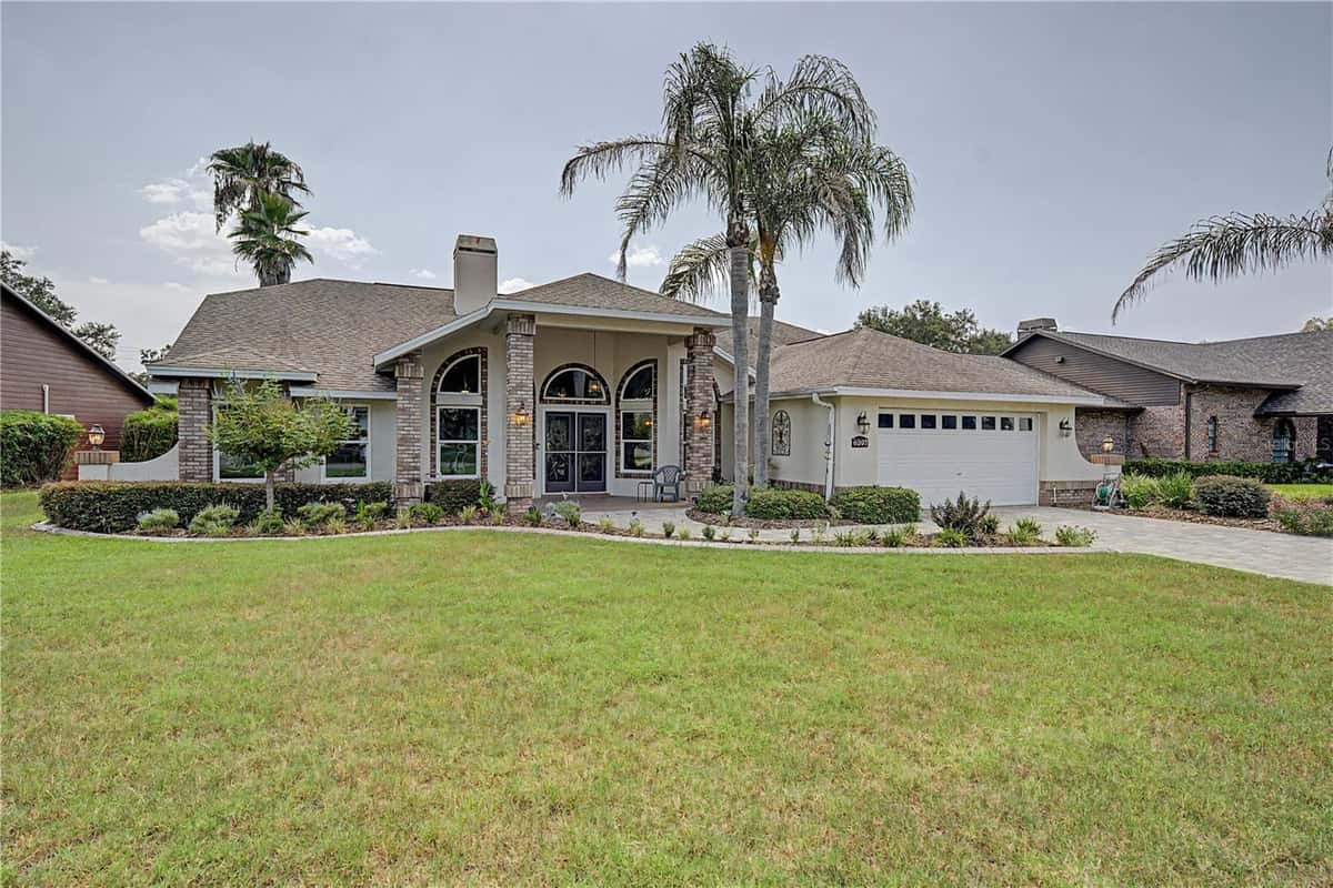 6207 HUNTINGTON DRIVE