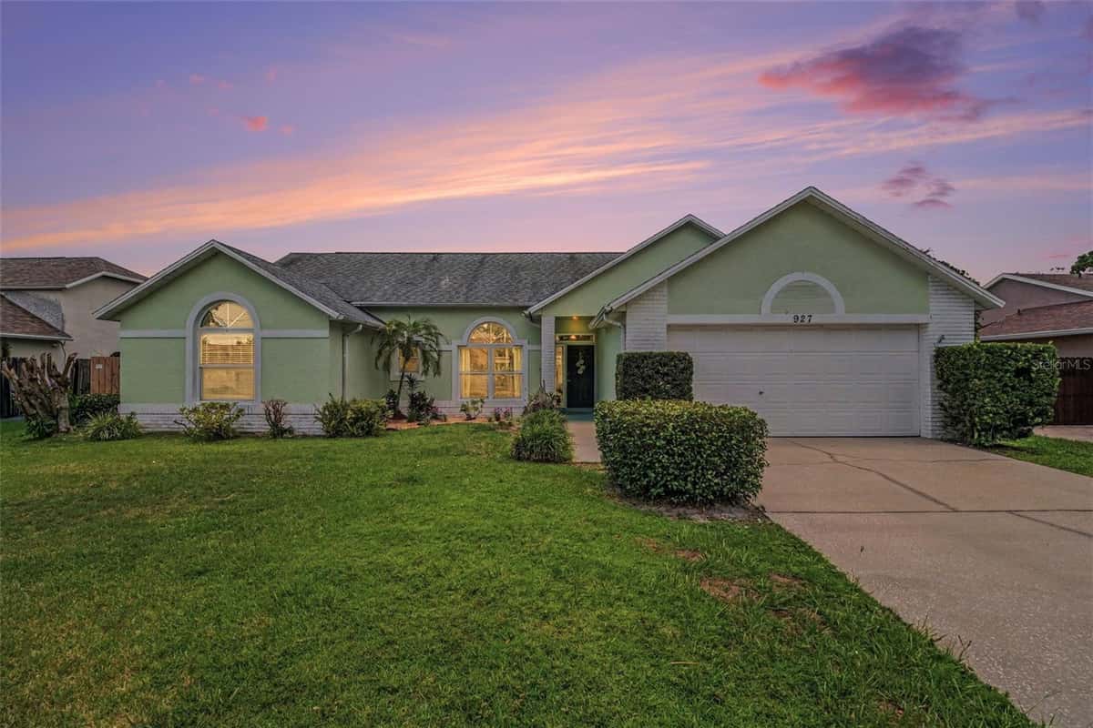927 JAMESTOWN DRIVE