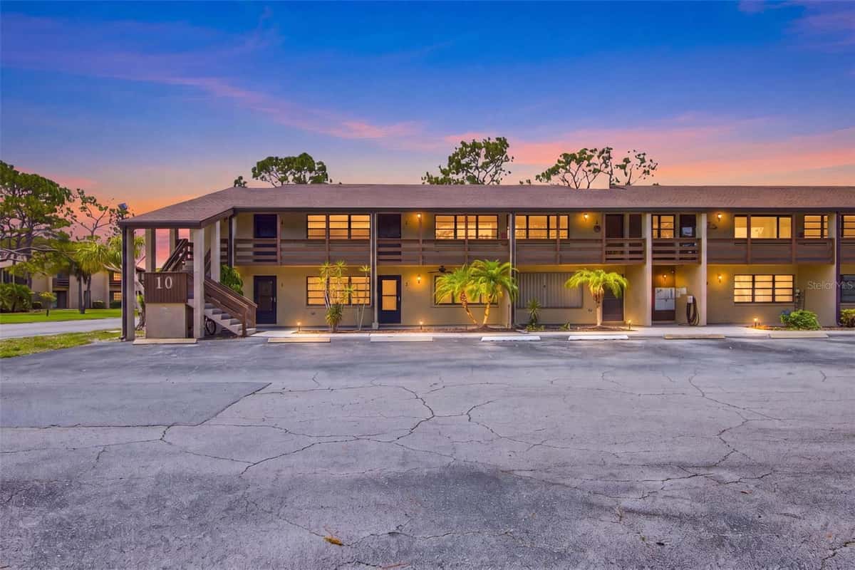 10 QUAILS RUN BOULEVARD