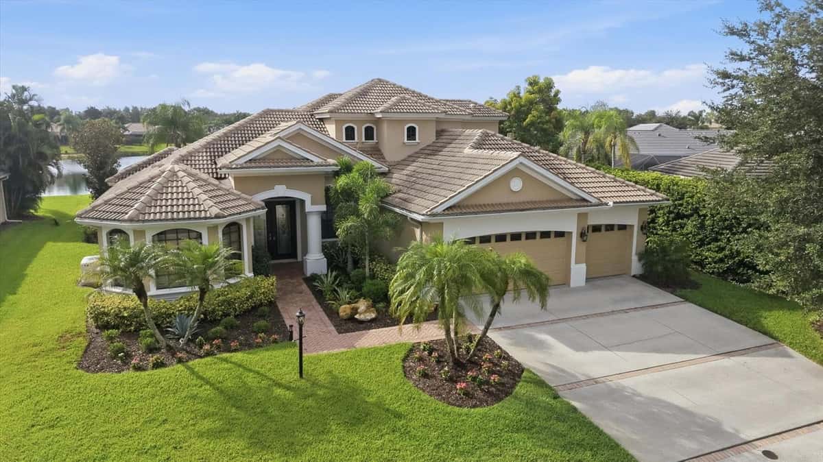 6915 HONEYSUCKLE TRAIL