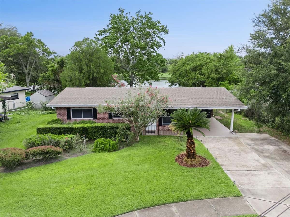 812 AGNES DRIVE