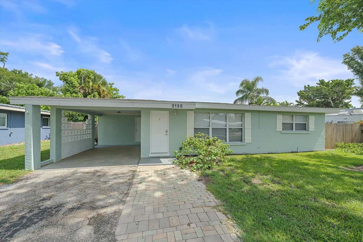 2135 LEE LANE