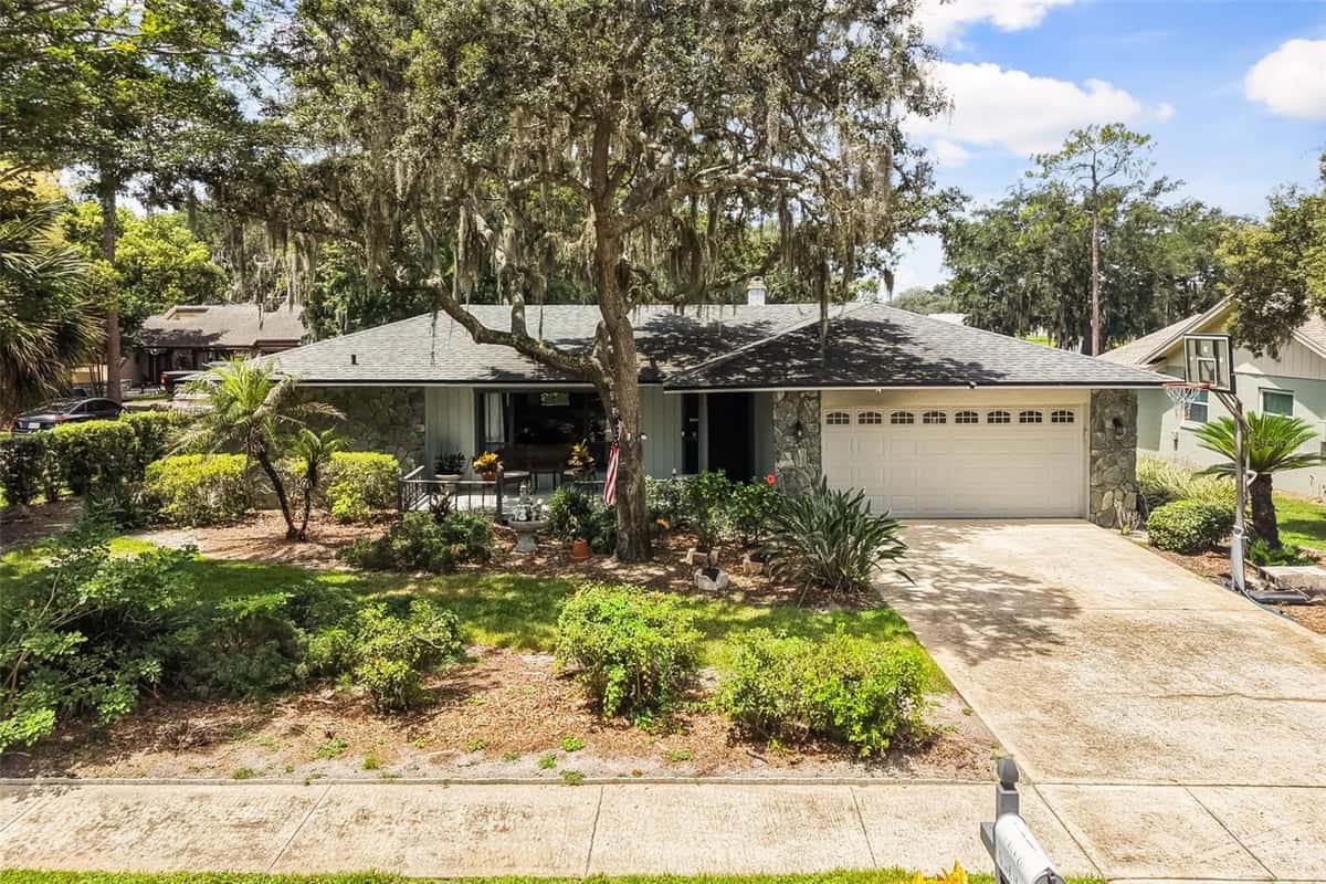 260 QUEENSBERRY COURT