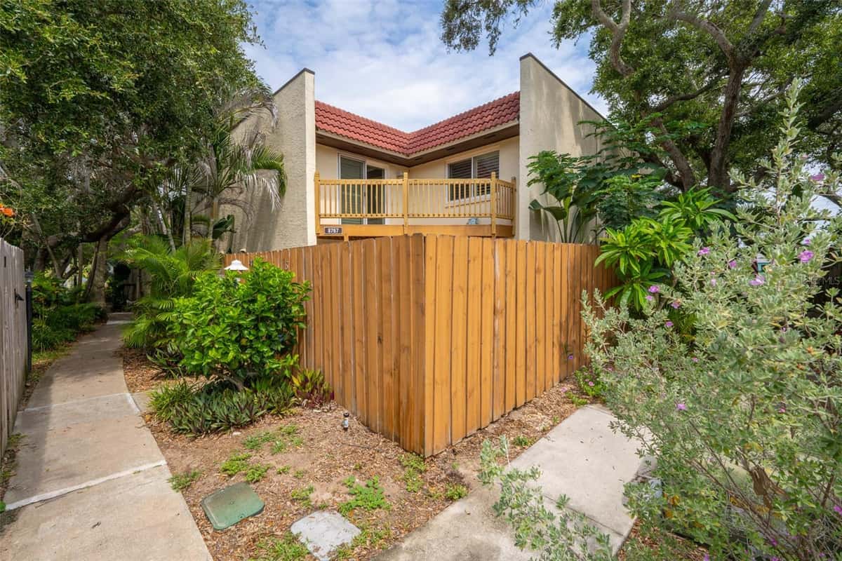 8767 LIVE OAK COURT