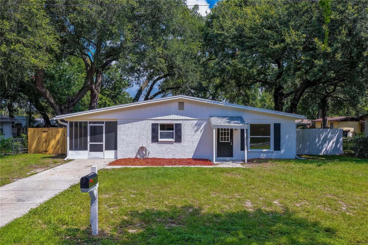 1220 LEON LANE