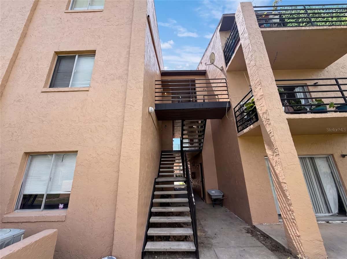 5213 VIA HACIENDA CIRCLE