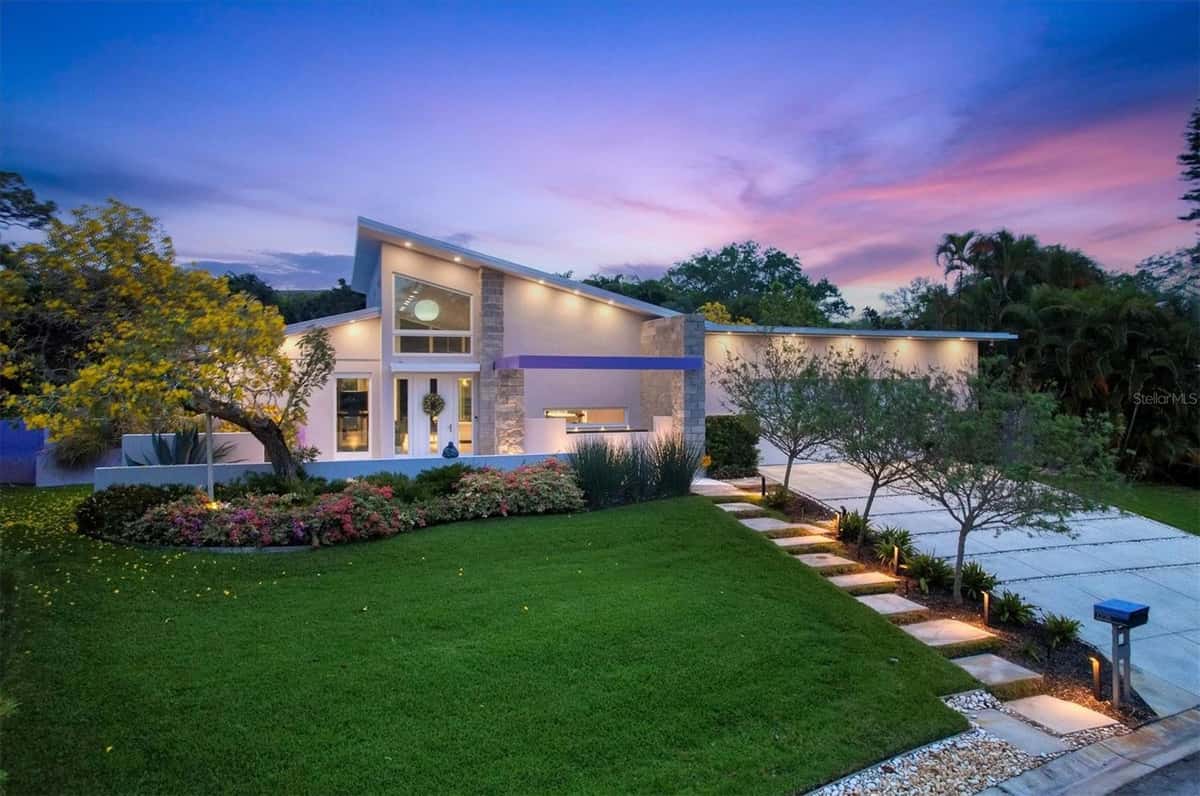 1556 EASTBROOK DRIVE