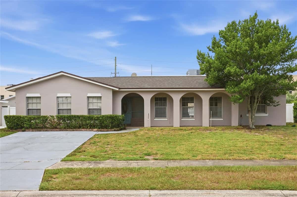 4 CARRIAGE HILL CIRCLE