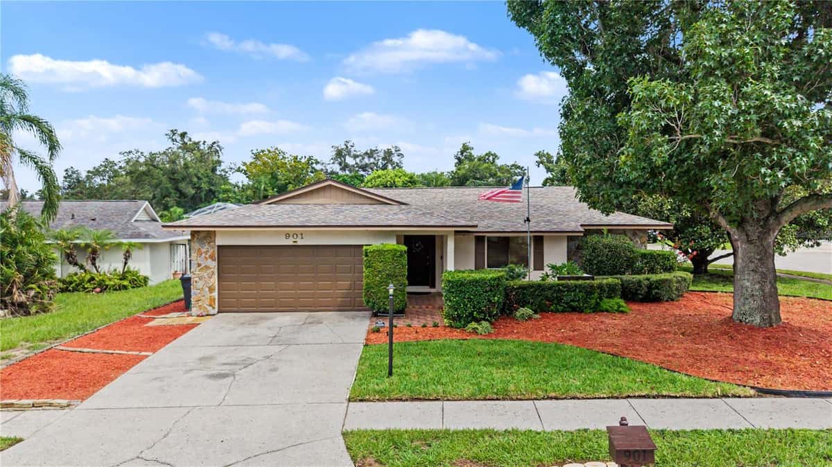 901 TARAWOOD LANE
