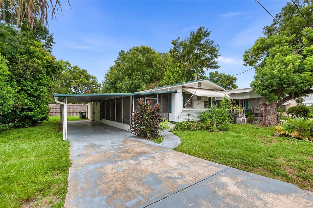 114 LAKESIDE DR