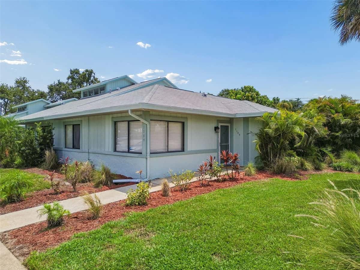 1109 SOMERSET CIRCLE