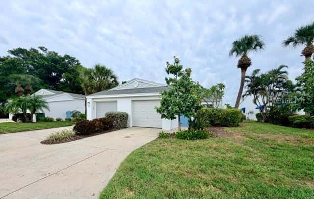 950 WATERSIDE LANE