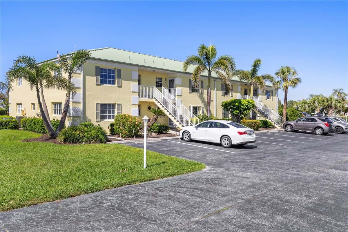 942 CAPRI ISLES BOULEVARD