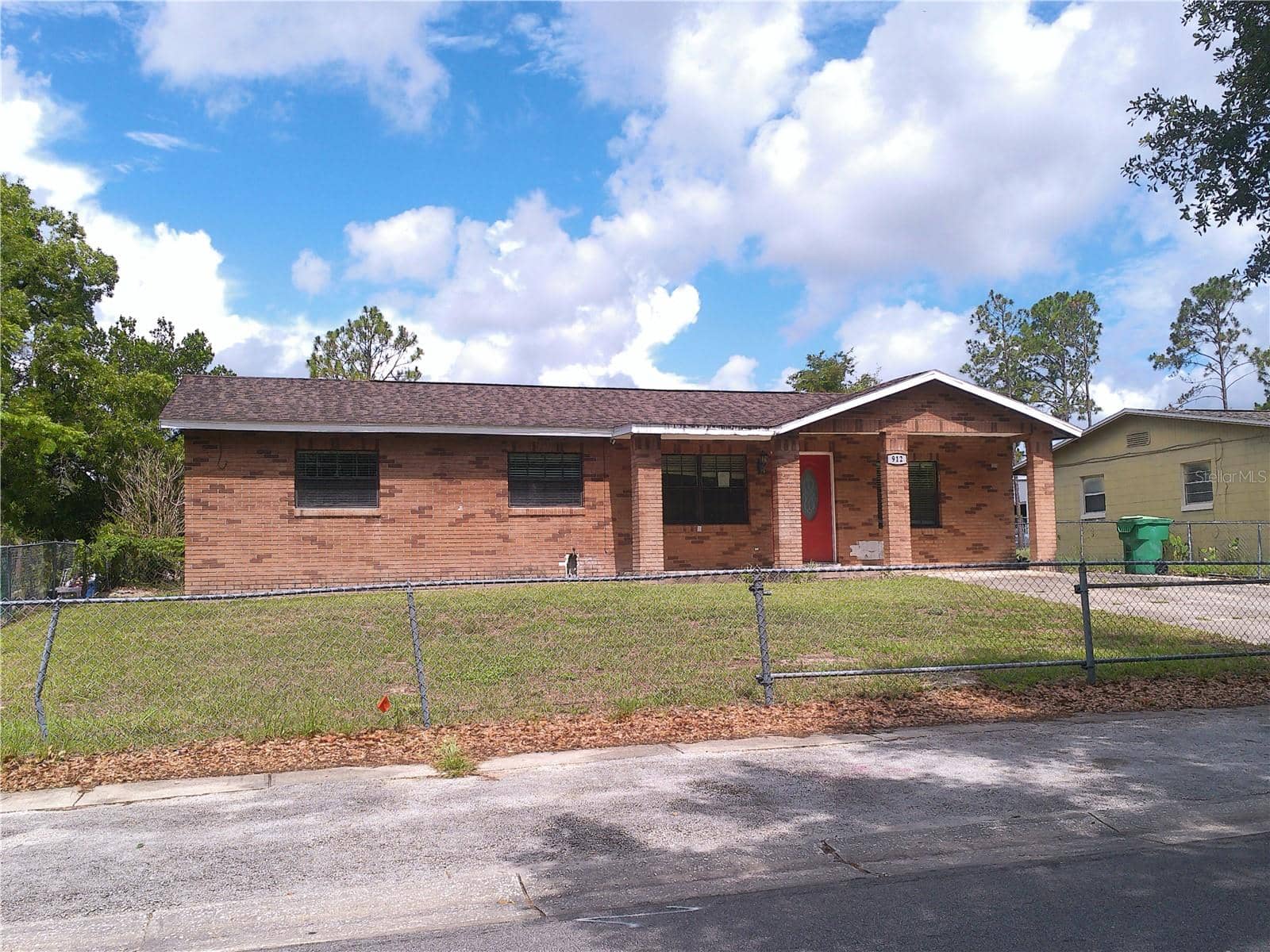 912 OAKHURST DRIVE