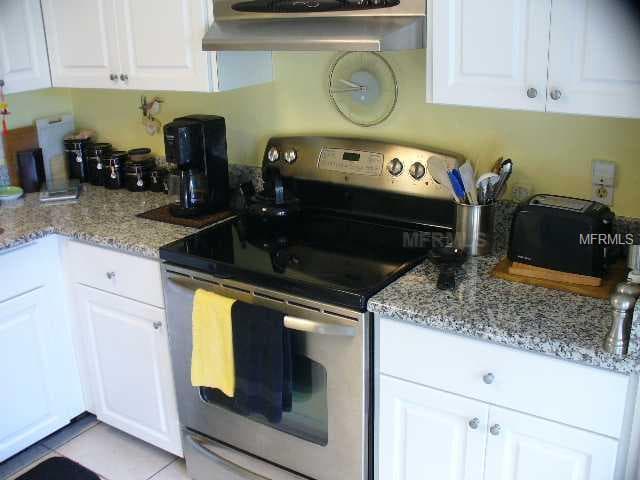 571 LAKESIDE DRIVE — photo 5 of 20
