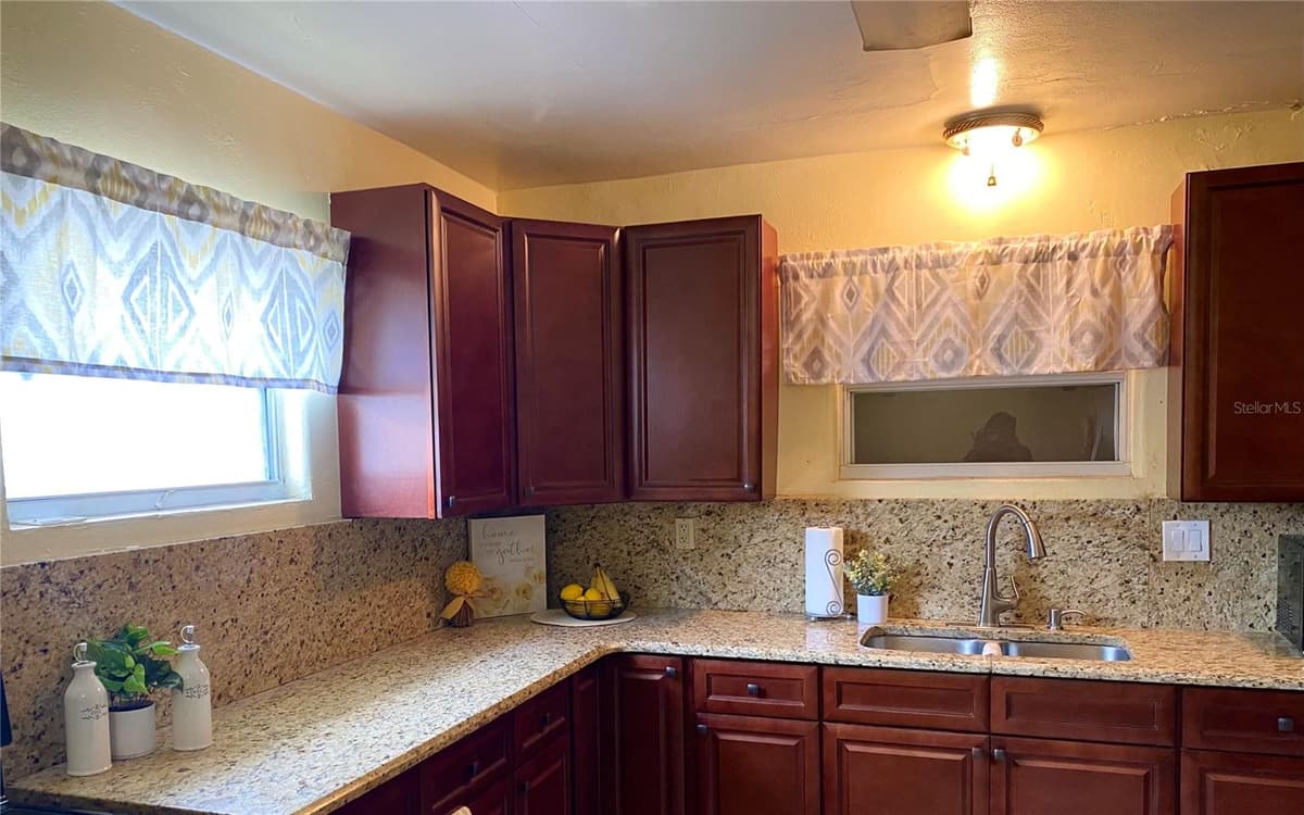 1023 GORE STREET — photo 3 of 17