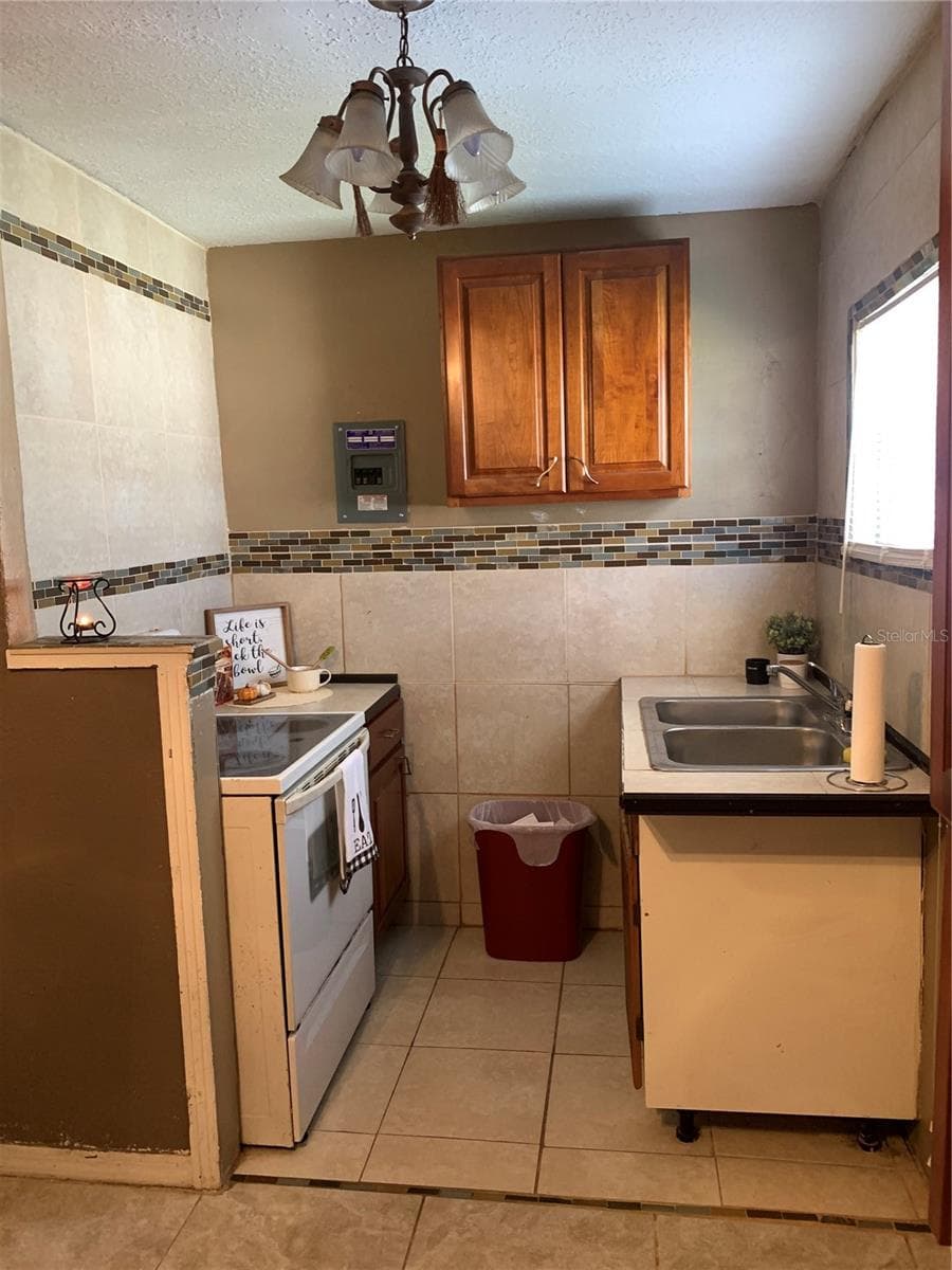 1023 GORE STREET — photo 16 of 17
