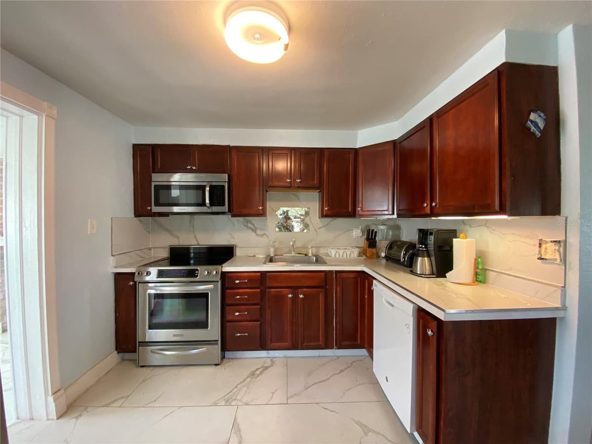910 LAKE AVENUE — photo 11 of 23