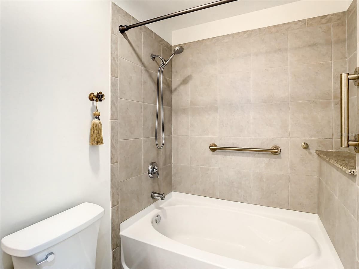 155 COURT AVENUE — photo 18 of 43