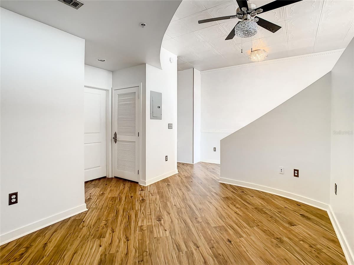 155 COURT AVENUE — photo 11 of 43