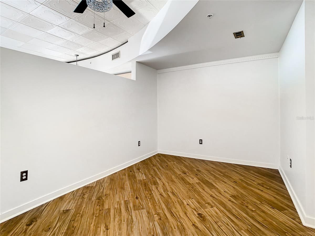 155 COURT AVENUE — photo 10 of 43