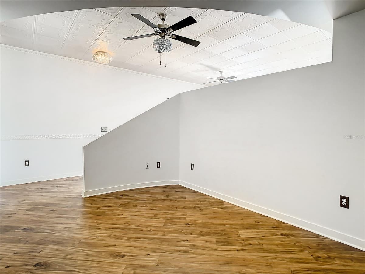 155 COURT AVENUE — photo 8 of 43