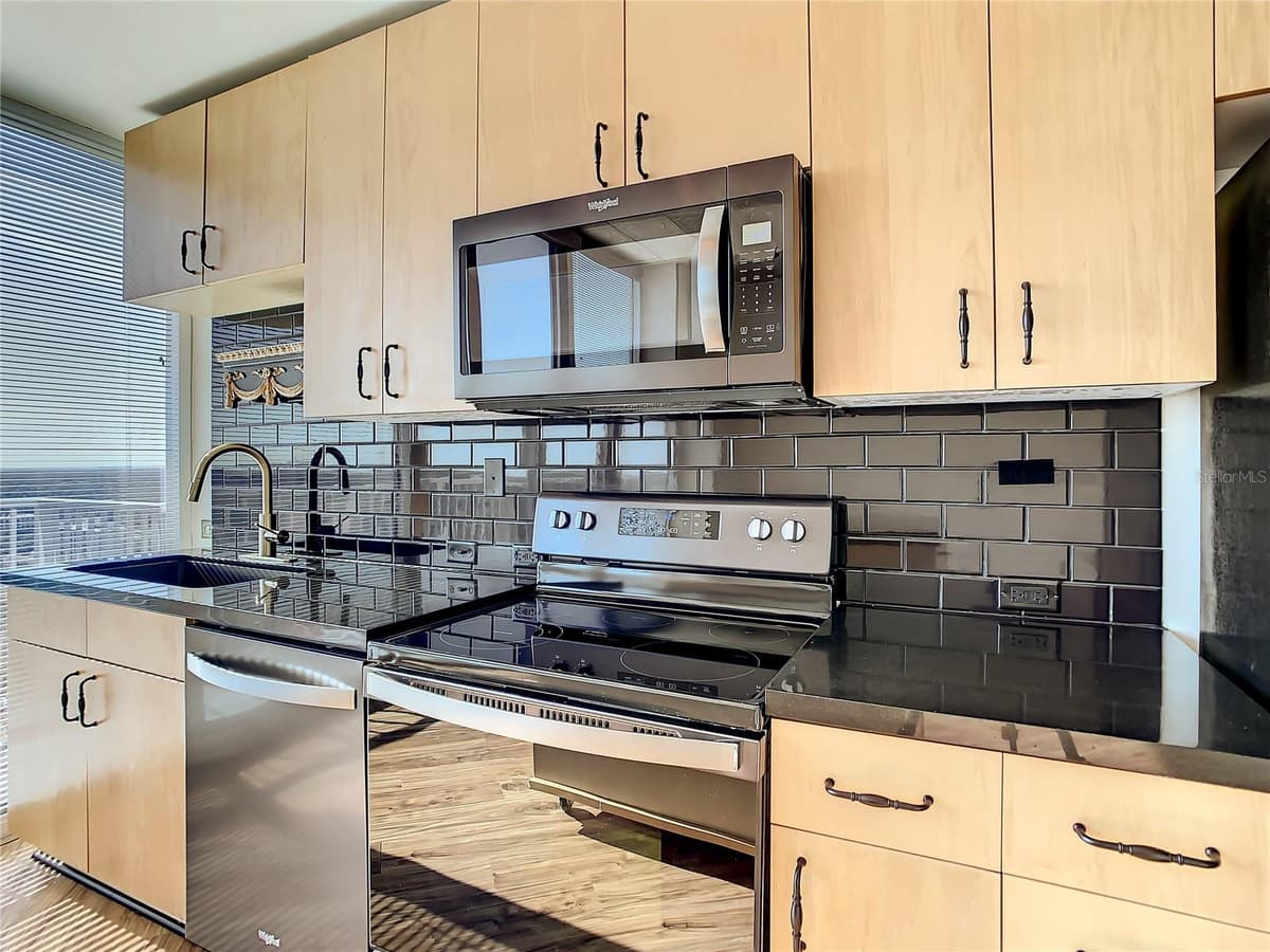 155 COURT AVENUE — photo 15 of 43
