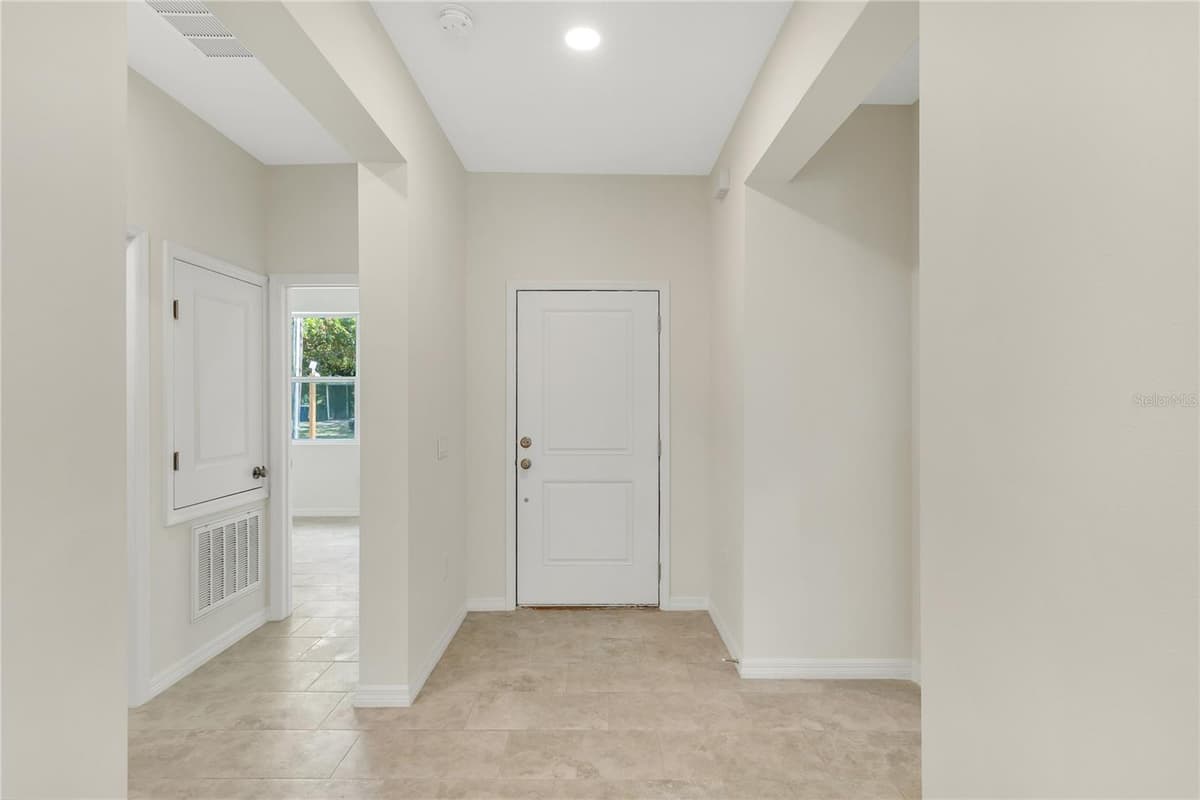 206 CRESCENT DRIVE — photo 3 of 22