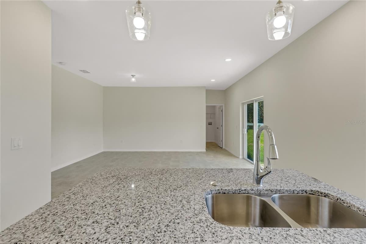 206 CRESCENT DRIVE — photo 6 of 22