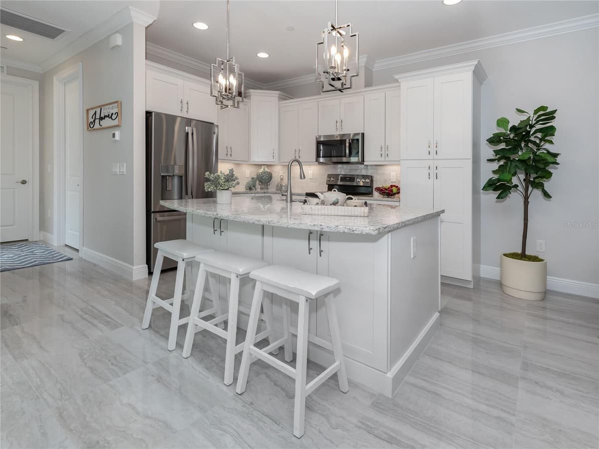 934 VENICE AVENUE — photo 4 of 34