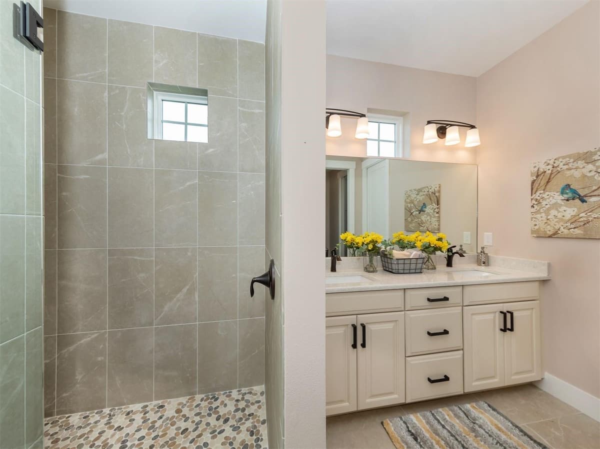 934 VENICE AVENUE — photo 7 of 34
