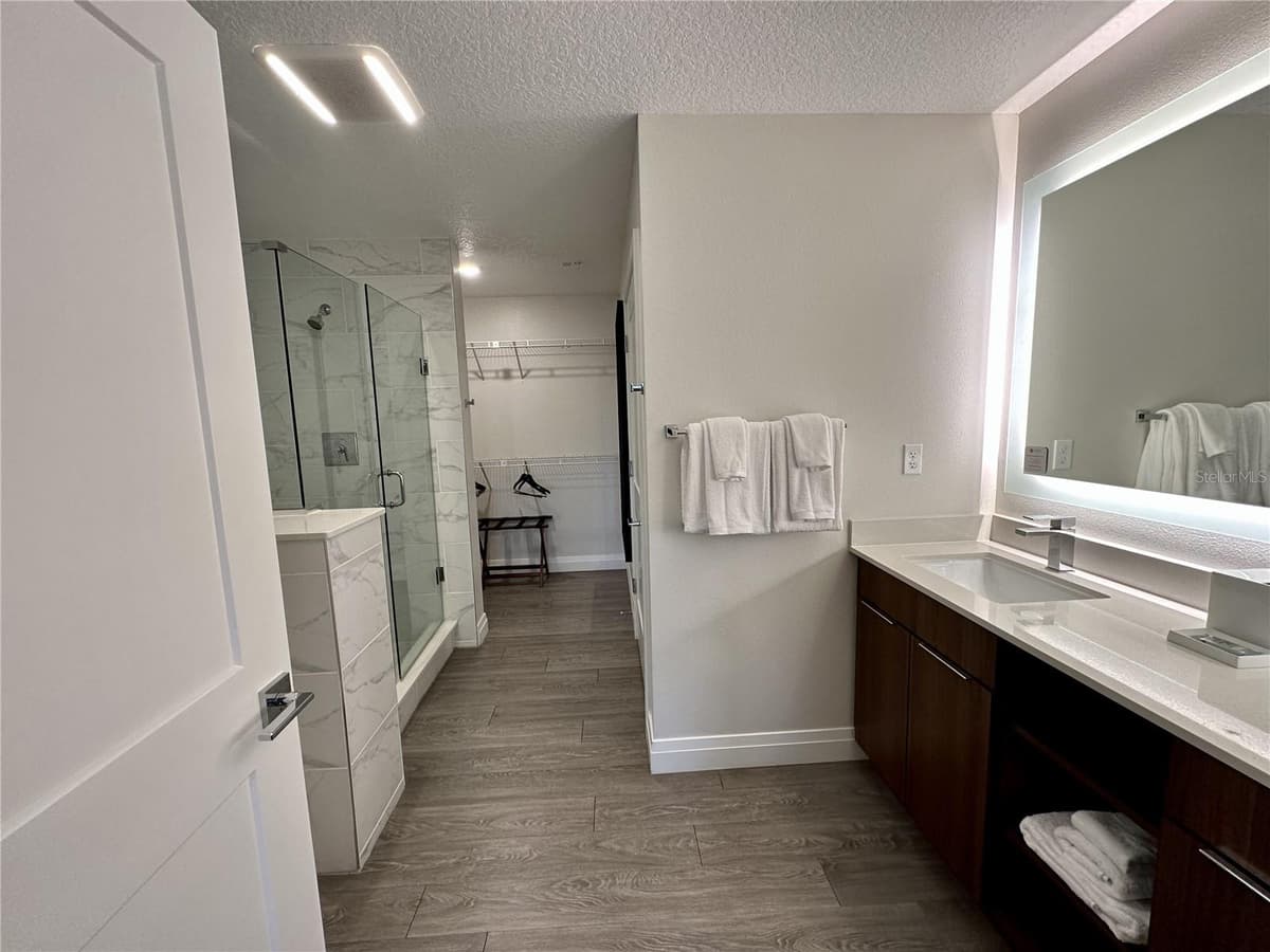 14501 GROVE RESORT AVENUE — photo 10 of 18