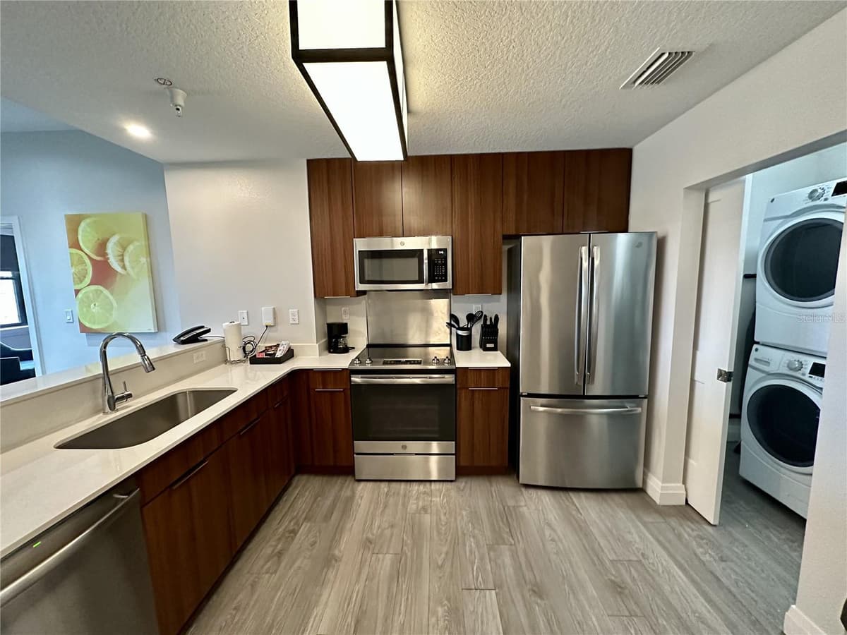 14501 GROVE RESORT AVENUE — photo 5 of 18