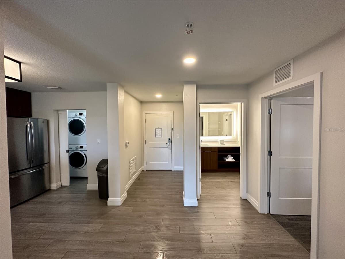 14501 GROVE RESORT AVENUE — photo 13 of 18