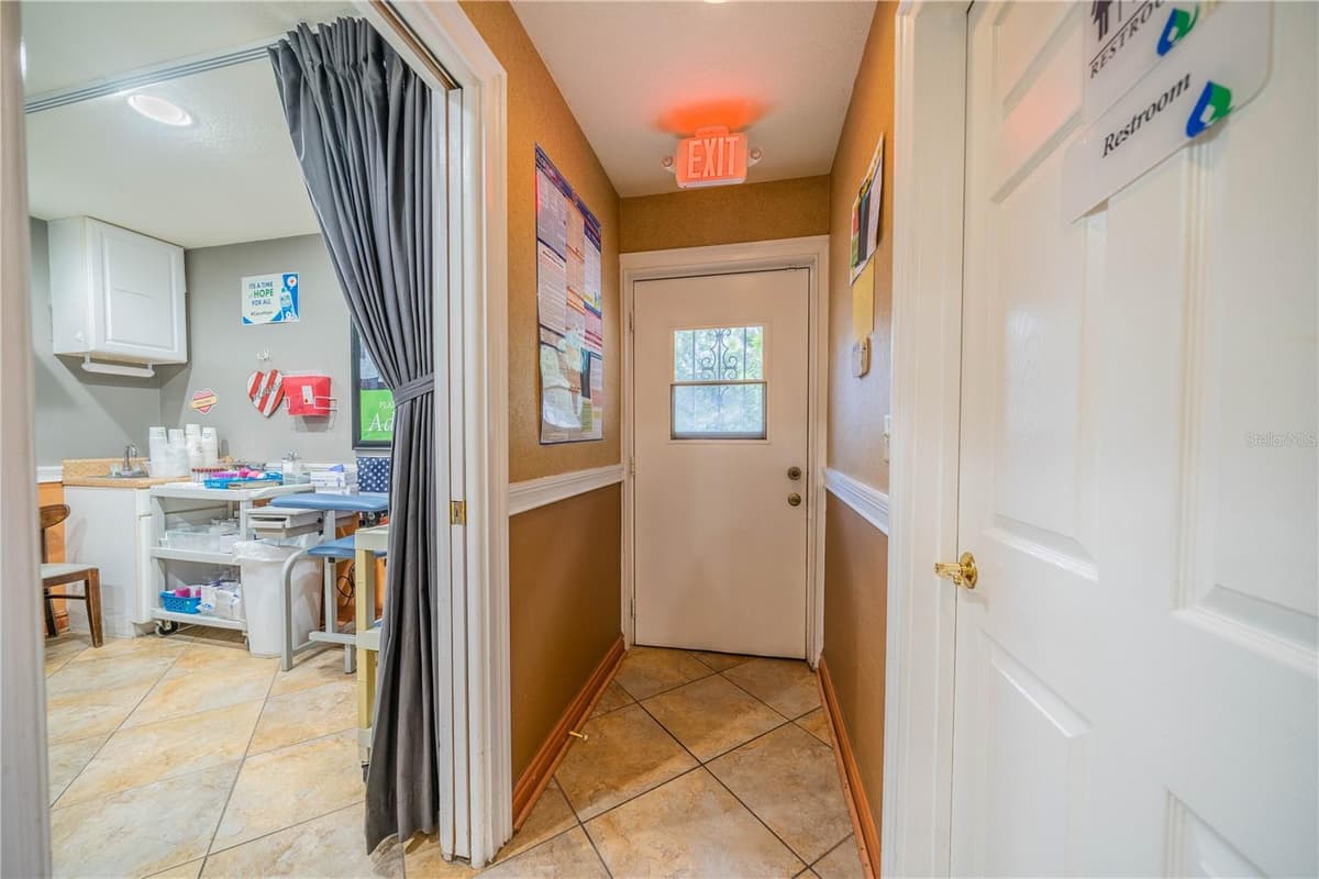 10508 GIBSONTON DR — photo 18 of 37