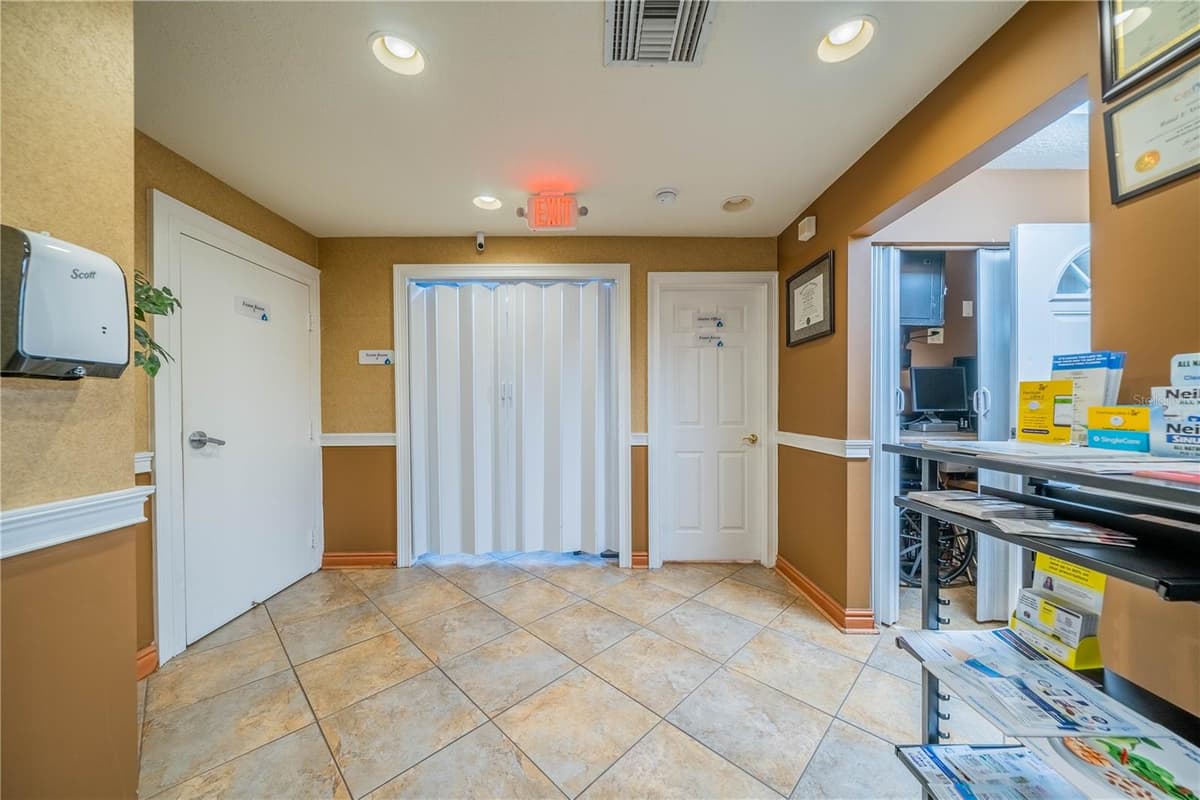 10508 GIBSONTON DR — photo 27 of 37
