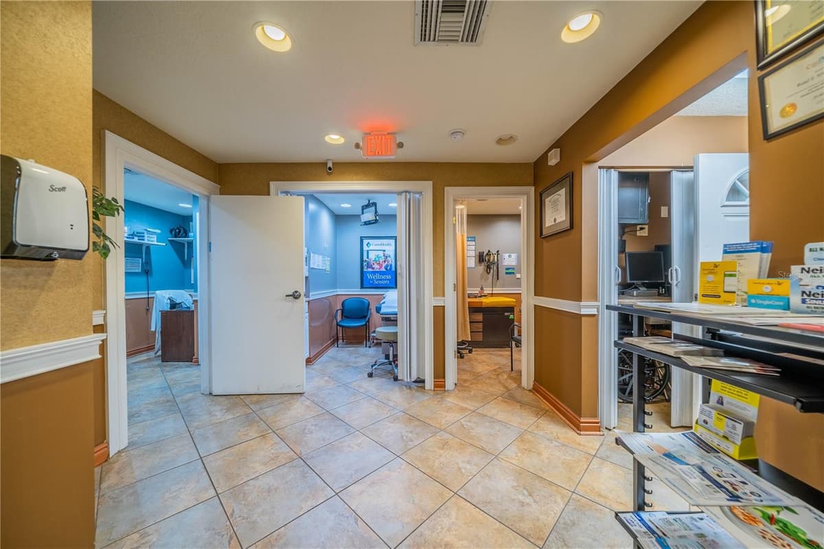 10508 GIBSONTON DR — photo 21 of 37