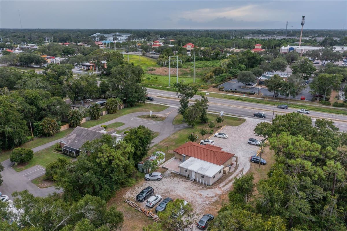 10508 GIBSONTON DR — photo 9 of 37