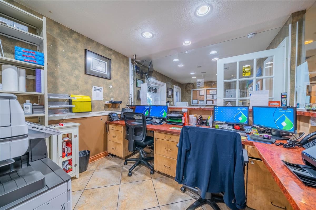 10508 GIBSONTON DR — photo 13 of 37