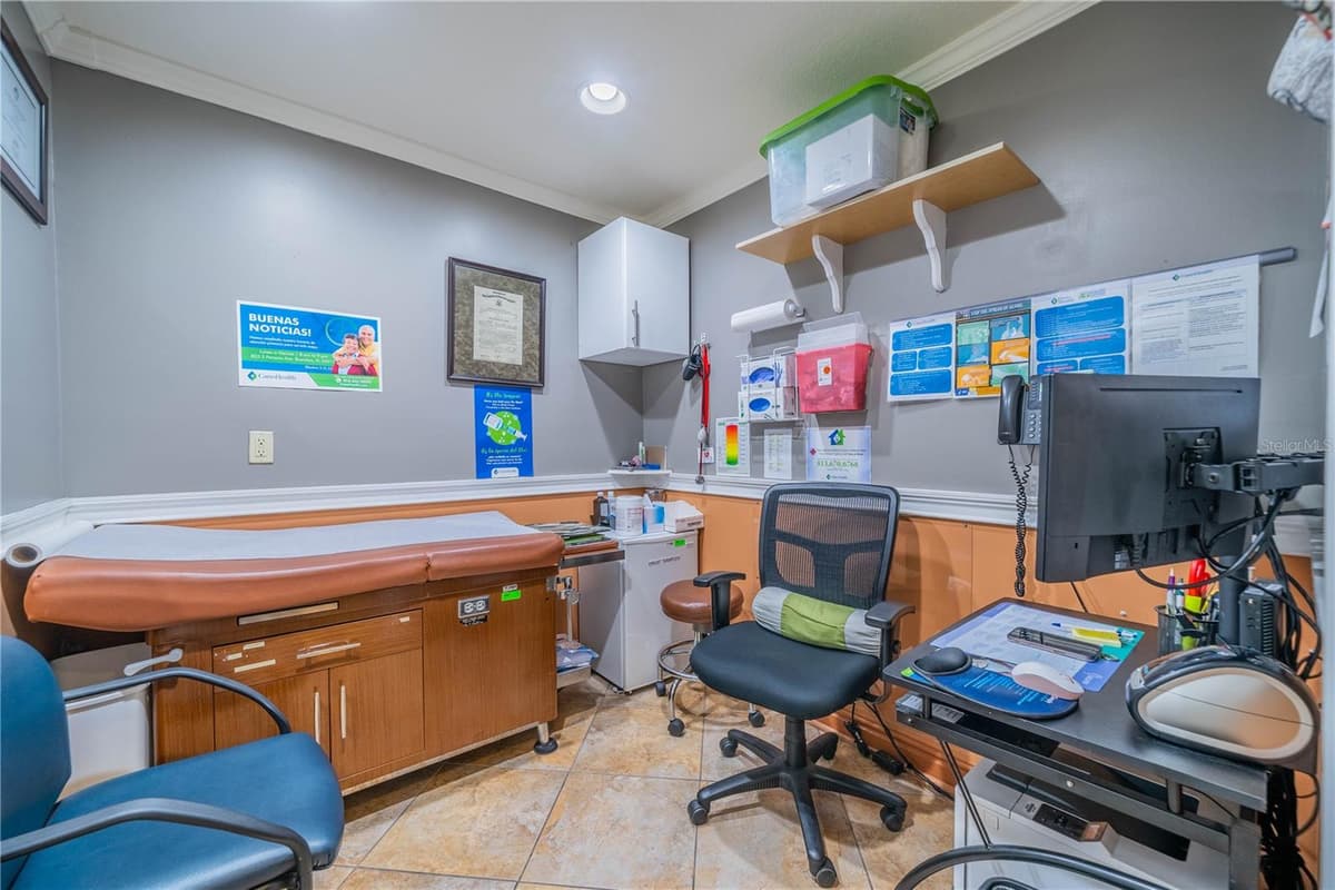 10508 GIBSONTON DR — photo 16 of 37