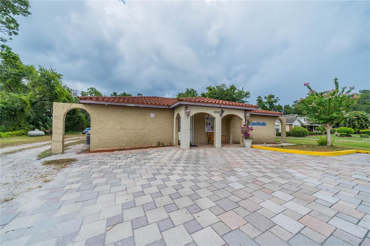 10508 GIBSONTON DR — photo 4 of 37