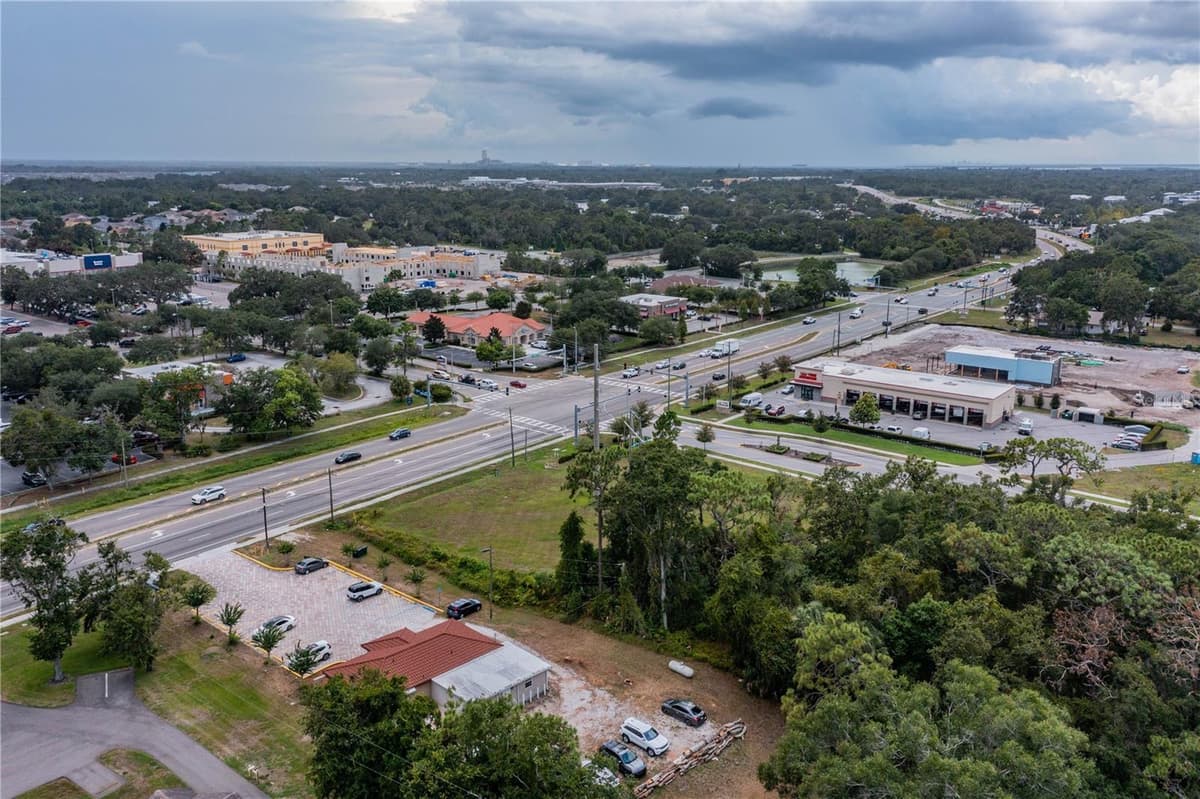 10508 GIBSONTON DR — photo 10 of 37