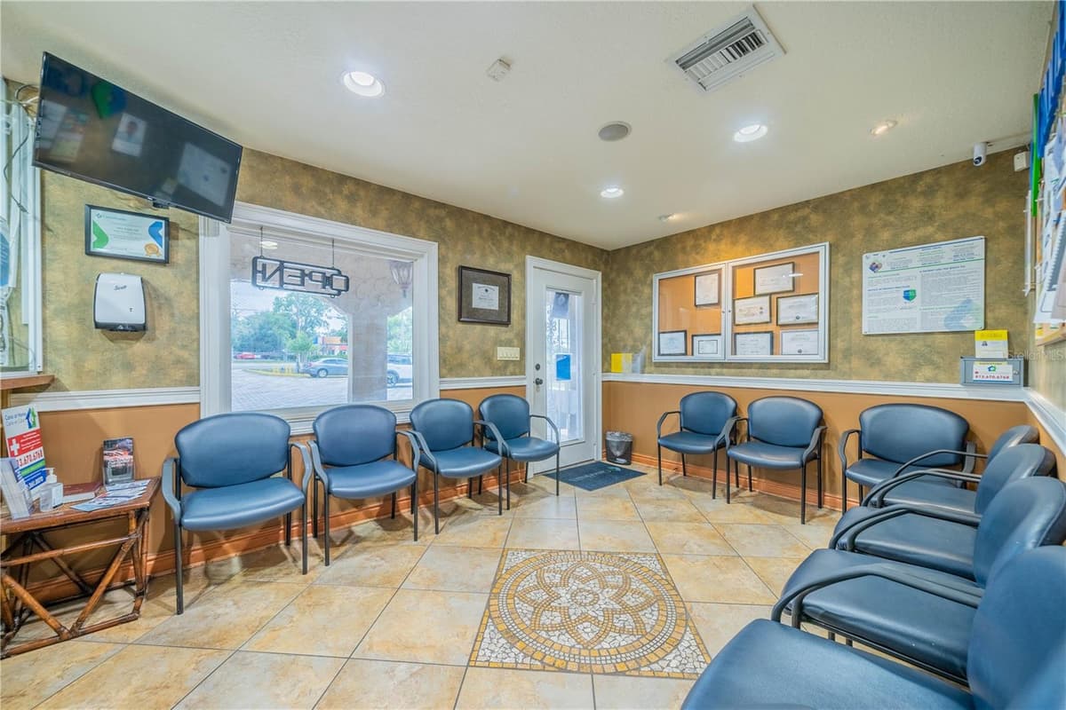 10508 GIBSONTON DR — photo 11 of 37